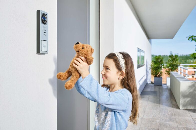 Mit einer Video-Tür-Sprechanlage lässt sich bequem überprüfen, welche gefährlichen Raubtiere Einlass begehren. www.siedle.ch