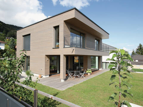 Geradlinige Haustypen mit einer modernen Architektursprache erhalten mit gedeckten Aussensitzplätzen zusätzlichen Wohnraum.
