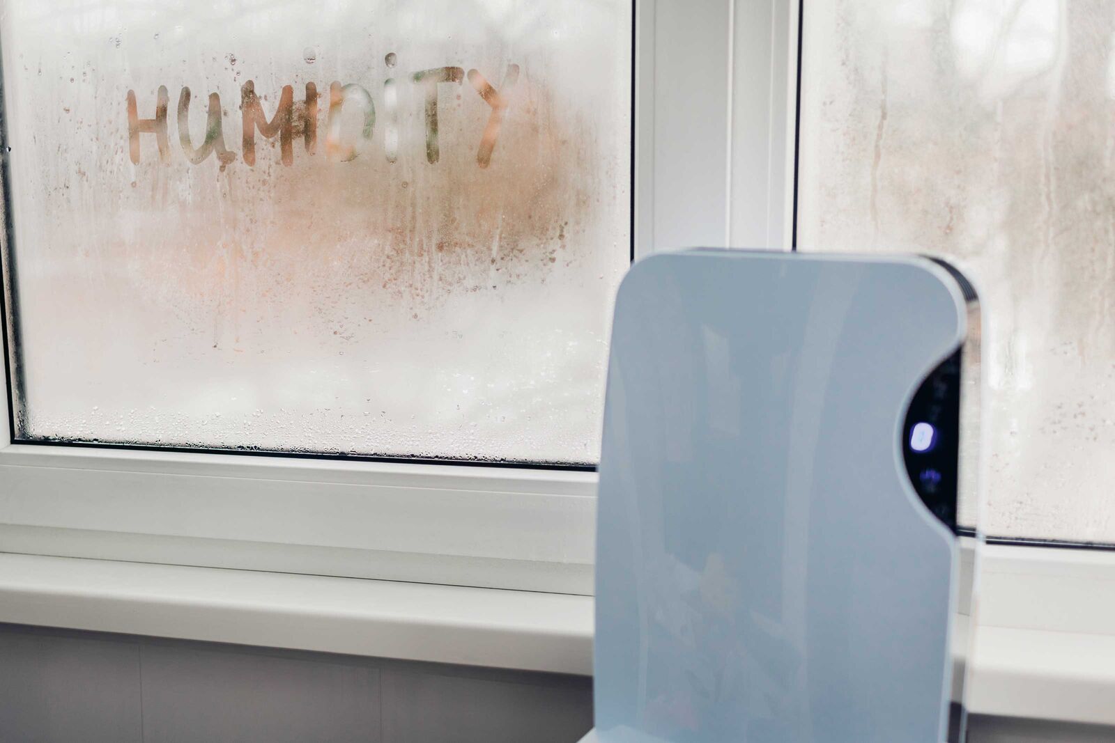 Entfeuchter schaffen Abhilfe, wenn sich Feuchtigkeit (engl. Humidity) auf Fenster und Wände niederschlägt.