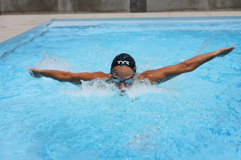 Schwimmen gegen den Strom fördert die Fitness.