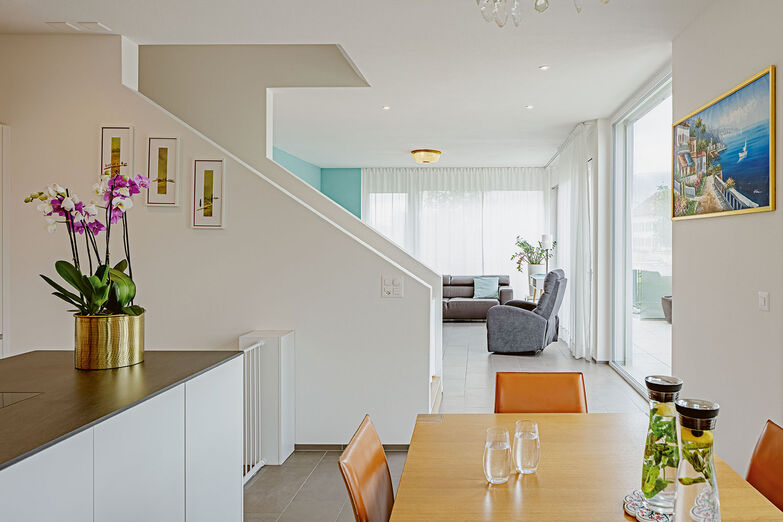Im Erdgeschoss trennt das Treppenhaus die Küche mit Essplatz vom Wohnbereich optisch ab.