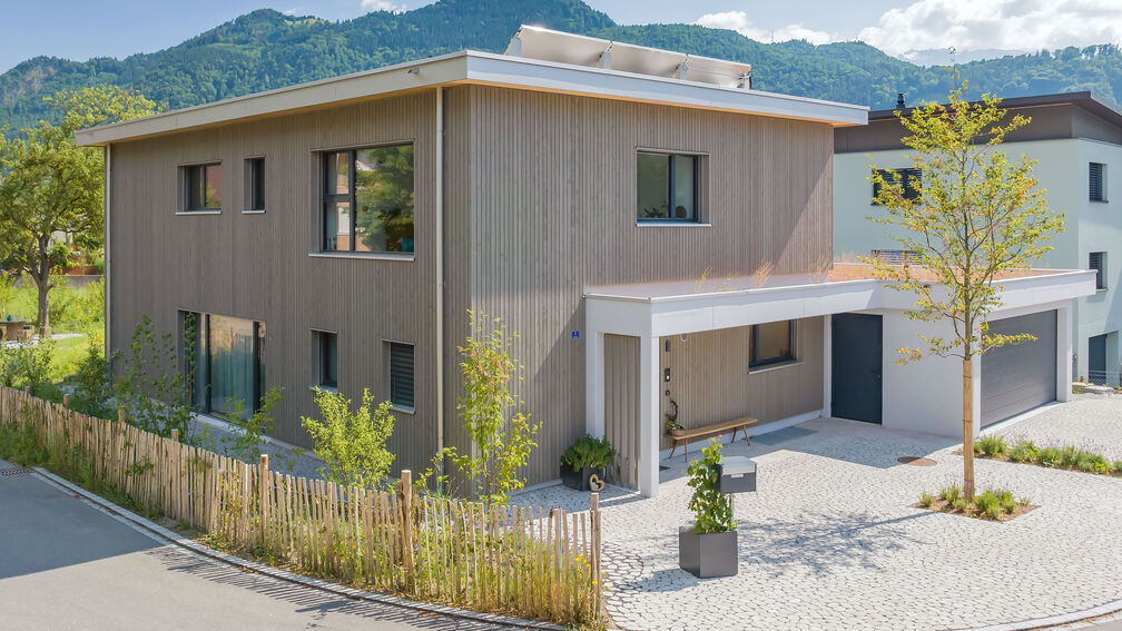 Holzhaus, modern mit Beton kombiniert