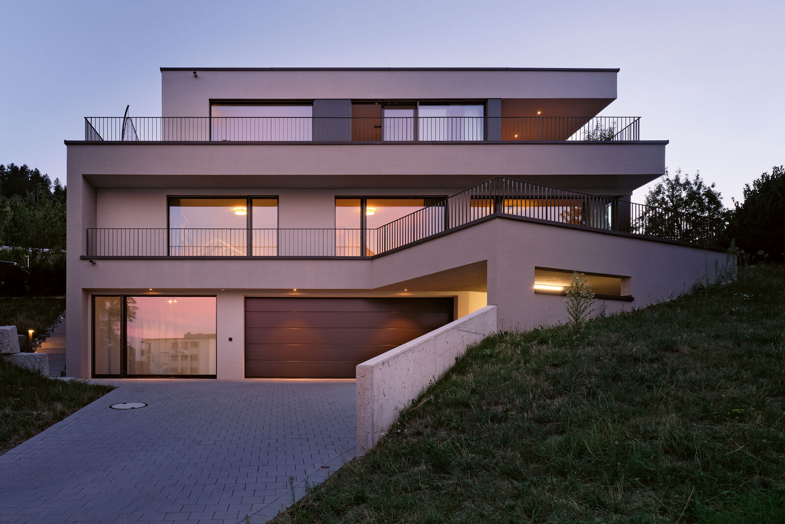 Das Haus «DUNE» besteht aus einer dreigeschossigen Wohneinheit und ist an die Hanglage angepasst. © Karin Nuetzi-Weisz