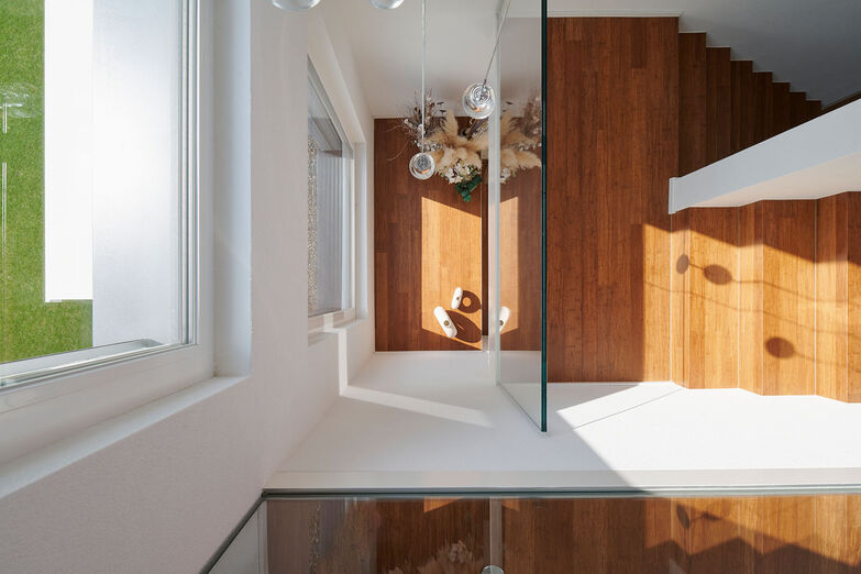 Viel Glas im Treppenhaus bringt zusätzliches Licht in die einzelnen Etagen. © Karin Nuetzi-Weisz