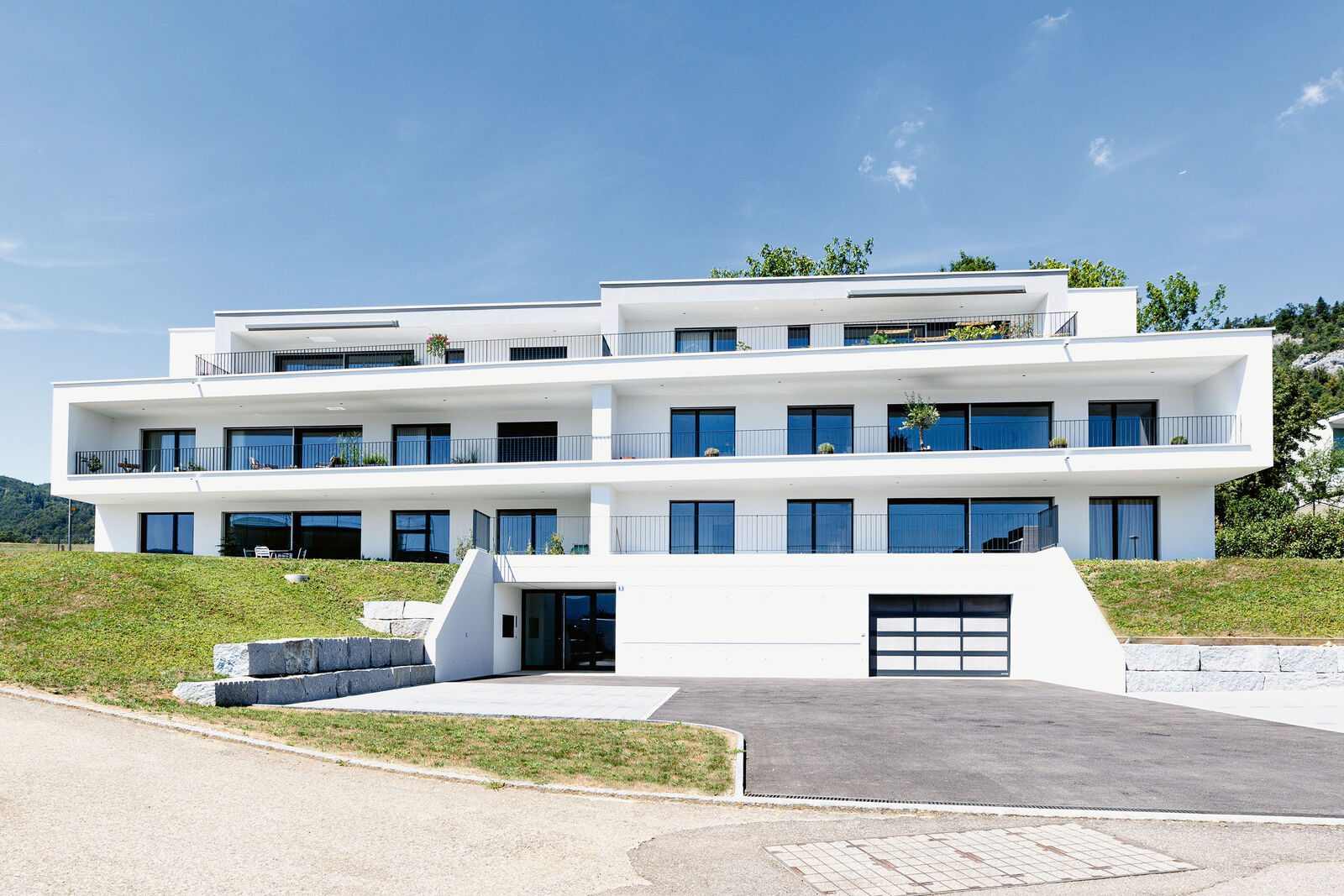 Das Architektenhaus «Connection» besticht mit seiner symmetrischen und horizontalen Gliederung.