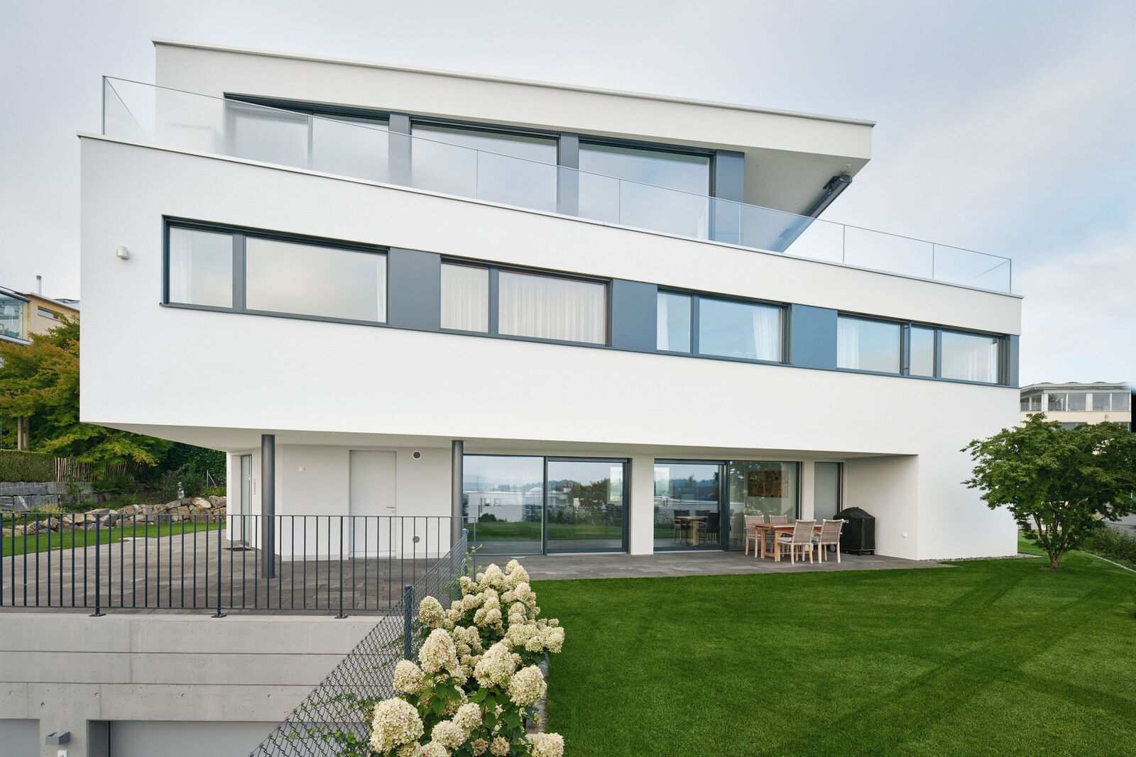 Das Architektenhaus «Connection» besticht mit seiner symmetrischen und horizontalen Gliederung.