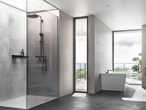 CareTecPro mit FjordAir: Die Dusche besteht aus der Duschwand Air mit bodenbündiger Duschwanne Fjord aus durchgefärbtem Mineralguss. Die Glasveredelung CareTec Pro macht die Glasoberfläche antibakteriell, wirkt wasser- und ölabweisend und verhindert, dass sich Kalk, Schmutz oder Seifenschaum auf dem Glas festsetzen. Mögliche Kalkflecken lassen sich bei regelmässiger Reinigung mühelos mit einem Mikrofasertuch entfernen. Duscholux.