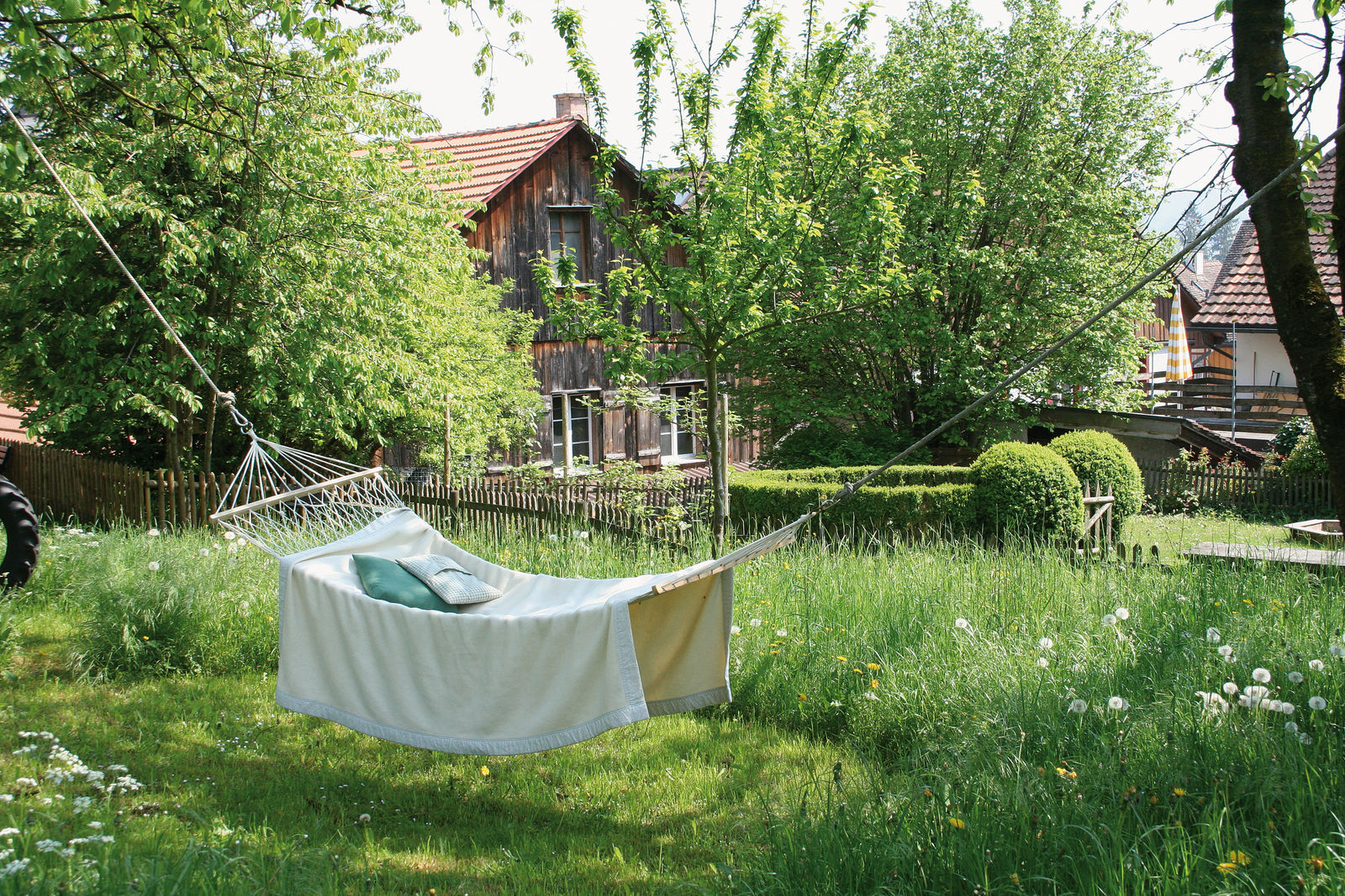 Ein Garten mit Vielfalt bietet entspannten Ausgleich zum hektischen Alltag.