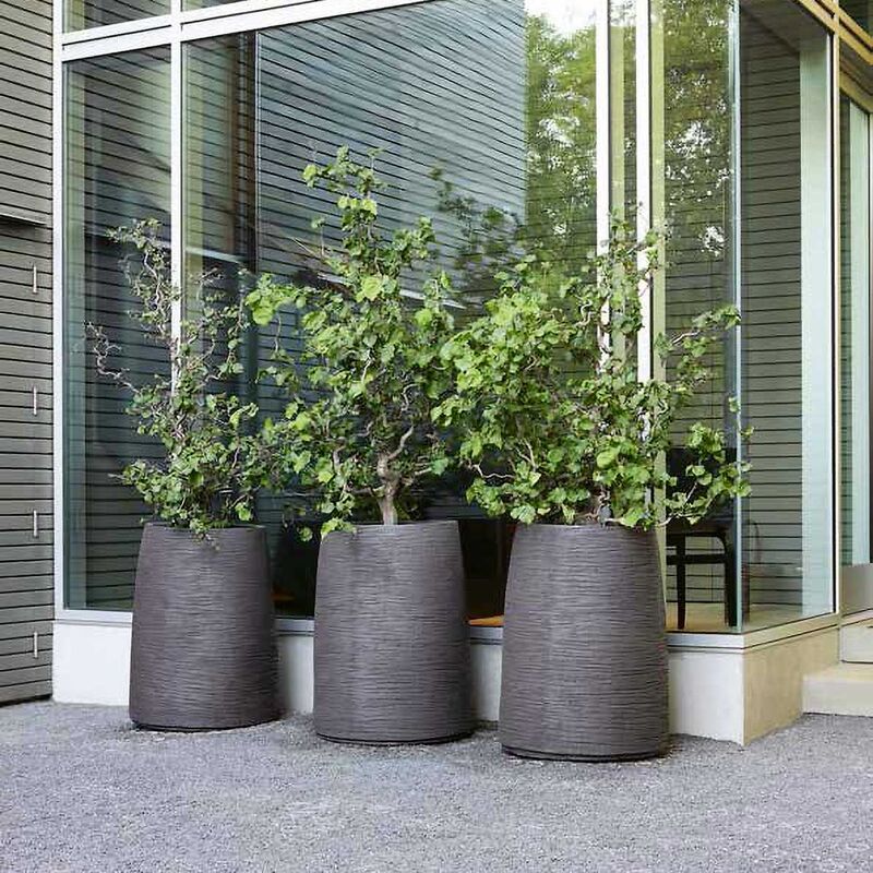 Robuste Pflanzengefässe setzen Akzente. Atelier Vierkant ist ein belgisches Unternehmen, welches seit vielen Jahren hochwertige und handgefertigte Ton-Pflanzgefässe und -Objekte aus natürlichen und langlebigen Materialien für den Innen- und Aussenbereich fertigt.